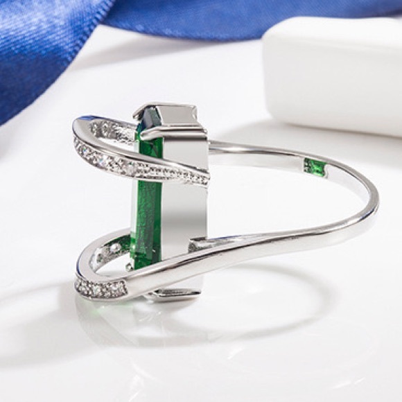 Elegant Silver and Green Gemstone Ring - Picture 6 of 10